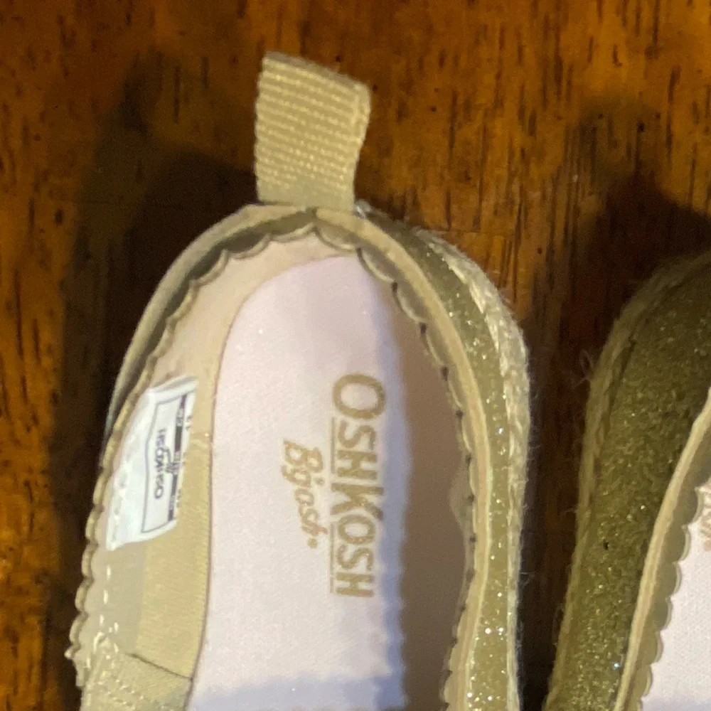 OshKosh B'gosh Belle Slip-on Espadrilles. Sparkly, gold glitter. Size 6. Toddler